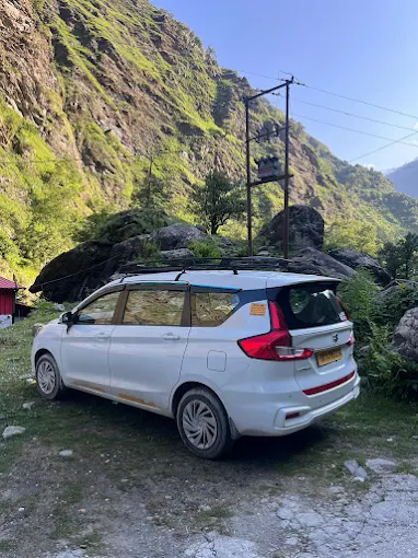 SUV taxi on Rudraprayag to Guptkashi road for Kedarnath yatra